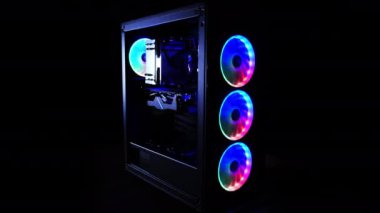 PC Karanlık Oda 'da duruyor. RGB Renkli Işıklandırma. Oyun bilgisayarı