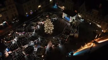 Avrupa şehir merkezinin Noel manzarası. Kışın insansız hava aracı görüntüsü. Hava görünümü