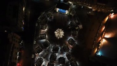 Avrupa şehir merkezinin Noel manzarası. Kışın insansız hava aracı görüntüsü. Hava görünümü