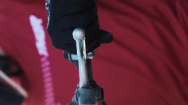 Dikey videocu adam motorla yakından hızlanıyor. Motor İvmelendirme kolu. Hareket