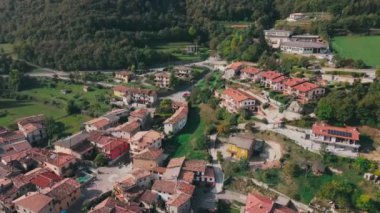 İtalyan köyü havacılık manzarası. İtalyan köyünün insansız hava aracı görüntüleri.