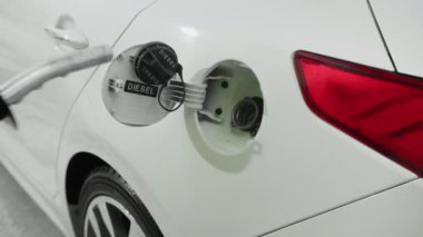 Arabayı benzinle dolduran kız. Arabayı petrolle doldurmak