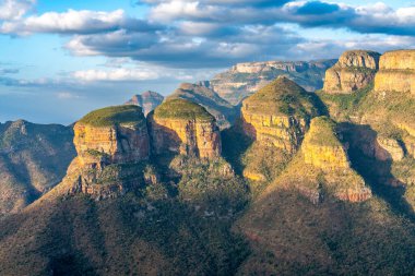 Güney Afrika 'nın Mpumalanga kentindeki Rondavels adlı geleneksel yuvarlak veya oval Afrika çiftliklerine çok benzeyen üç Rondavel, üç yuvarlak dağ tepesi.
