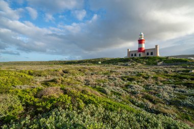 Cape Agulhas Deniz Feneri, Afrika 'nın coğrafi güney ucu ve Atlantik ve Hint Okyanusları arasındaki geleneksel bölünme çizgisi