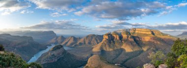 Blyde Nehri Kanyonu, Mpumalanga, Güney Afrika 'da 26 km uzunluğunda bir Kanyon. Sağdaki üç Rondavel, geleneksel Afrika çiftliklerine çok benzeyen üç dağ rondavel olarak adlandırılır.