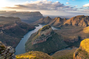 Blyde Nehri Kanyonu, Mpumalanga, Güney Afrika 'da 26 km uzunluğunda bir Kanyon..