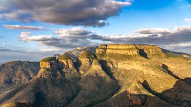 Güney Afrika 'nın Mpumalanga kentindeki Rondavels adlı geleneksel yuvarlak veya oval Afrika çiftliklerine çok benzeyen üç Rondavel, üç yuvarlak dağ tepesi.