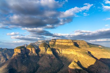 Güney Afrika 'nın Mpumalanga kentindeki Rondavels adlı geleneksel yuvarlak veya oval Afrika çiftliklerine çok benzeyen üç Rondavel, üç yuvarlak dağ tepesi.