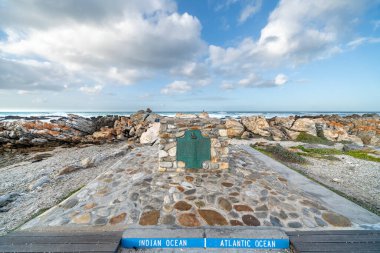 Cape Agulhas, Afrika 'nın coğrafi güney ucu ve Atlantik ve Hint okyanusları arasındaki geleneksel bölünme çizgisinin başlangıcı.