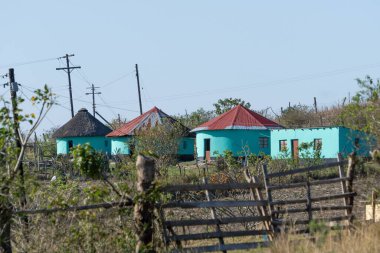 Port St Johns 'dan Doğu Londra' ya vahşi sahil gezisi. Renkli rondavel kulübeleriyle kaplı yuvarlanan yeşil tepeleri olan karakteristik köylerden geçiyoruz.