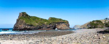 Duvardaki Delik, Hint Okyanusu 'nda, Doğu Burnu' nda, Vahşi Kıyı 'da, Güney Afrika' da olağanüstü bir doğal kemer.