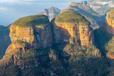 Güney Afrika 'nın Mpumalanga kentindeki Rondavels adlı geleneksel yuvarlak veya oval Afrika çiftliklerine çok benzeyen üç Rondavel, üç yuvarlak dağ tepesi.