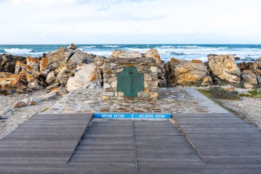 Cape Agulhas, Afrika 'nın coğrafi güney ucu ve Atlantik ve Hint okyanusları arasındaki geleneksel bölünme çizgisinin başlangıcı.