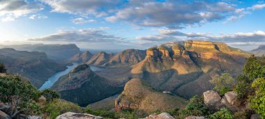 Blyde Nehri Kanyonu, Mpumalanga, Güney Afrika 'da 26 km uzunluğunda bir Kanyon. Sağdaki üç Rondavel, geleneksel Afrika çiftliklerine çok benzeyen üç dağ rondavel olarak adlandırılır.