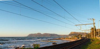 Cape Town, Güney Afrika - 31 Ağustos 2022: Güney Afrika 'daki Muizenberg plajı yakınlarındaki St. James Sahili' nde renkli sahil evleri veya plaj kulübeleri