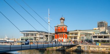 Cape Town, Güney Afrika - 31 Ağustos 2022: V & A, Victoria ve Alfred Waterfront, Güney Afrika 'nın Cape Town limanındaki ünlü mahalle.