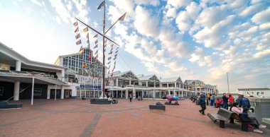 Cape Town, Güney Afrika - 31 Ağustos 2022: V & A, Victoria ve Alfred Waterfront, Güney Afrika 'nın Cape Town limanındaki ünlü mahalle.
