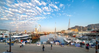 Cape Town, Güney Afrika - 31 Ağustos 2022: V & A, Victoria ve Alfred Waterfront, Güney Afrika 'nın Cape Town limanındaki ünlü mahalle.