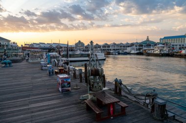 Cape Town, Güney Afrika - 31 Ağustos 2022: V & A, Victoria ve Alfred Waterfront, Güney Afrika 'nın Cape Town limanındaki ünlü mahalle.