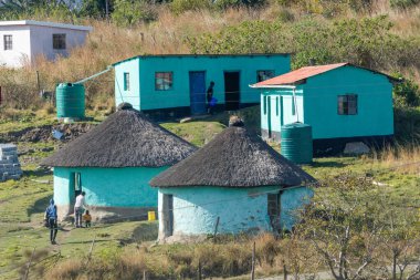 Port St Johns, Güney Afrika - 27 Ağustos 2022: Vahşi Sahil, Port St Johns 'dan Doğu Londra' ya renkli rondavel kulübeleriyle karakteristik köylerden geçerek seyahat