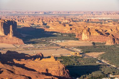 Harrat bakış açısı Sunset, AlUla, Suudi Arabistan. Bu çarpıcı bölgenin engebeli kumtaşı oluşumları ve çöl manzarası üzerine nefes kesici bir manzara.