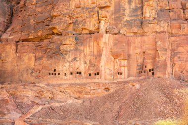 Dadan arkeolojik sahasında kayalara oyulmuş antik kalıntılar, tarihi kayıp medeniyetin mirası, Suudi Arabistan, Alula 'da
