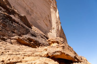 Jabal Ikmah, UNESCO açık hava kütüphanesi, Suudi Arabistan 'ın Alula kentindeki kumtaşı kayalara oyulmuş, eski uygarlığın antik sözcüklerini ve yazıtlarını koruyor.