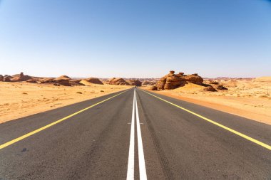 Riyad ve Alula arasındaki güzel manzaralı yolda, Suudi Arabistan 'daki kum çölleri, kaya oluşumları ve dağların arasından sür.