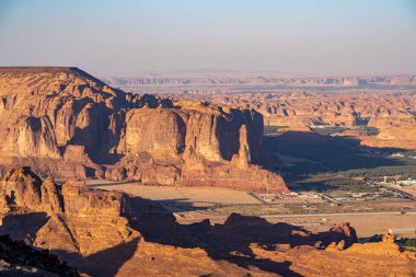 Harrat bakış açısı Sunset, AlUla, Suudi Arabistan. Bu çarpıcı bölgenin engebeli kumtaşı oluşumları ve çöl manzarası üzerine nefes kesici bir manzara.