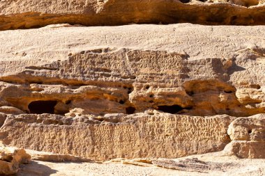 Jabal Ikmah, UNESCO açık hava kütüphanesi, Suudi Arabistan 'ın Alula kentindeki kumtaşı kayalara oyulmuş, eski uygarlığın antik sözcüklerini ve yazıtlarını koruyor.