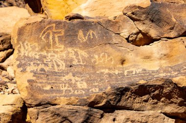 Jabal Ikmah, UNESCO açık hava kütüphanesi, Suudi Arabistan 'ın Alula kentindeki kumtaşı kayalara oyulmuş, eski uygarlığın antik sözcüklerini ve yazıtlarını koruyor.