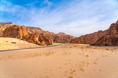 Panoramik Ashar Vadisi, Suudi Arabistan 'da nefes kesici bir çöl manzarası olan AlUla bölgesinin inanılmaz kum taşı oluşumlarını sergiliyor.