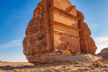 Günbatımında Kuza Aslanı 'nın mezarı, Nabataean antik Hegra şehrinde kumtaşı anıtı, Suudi Arabistan' ın Alula kentindeki arkeolojik harikalar