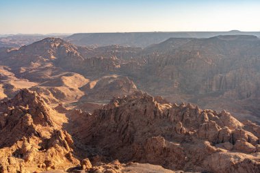 Harrat bakış açısı Sunset, AlUla, Suudi Arabistan. Bu çarpıcı bölgenin engebeli kumtaşı oluşumları ve çöl manzarası üzerine nefes kesici bir manzara.