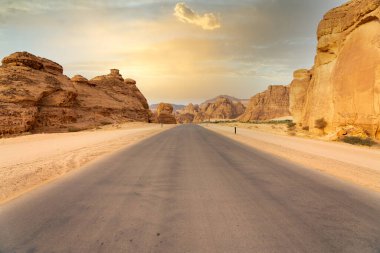 Panoramik Ashar Vadisi, Suudi Arabistan 'da nefes kesici bir çöl manzarası olan AlUla bölgesinin inanılmaz kum taşı oluşumlarını sergiliyor.