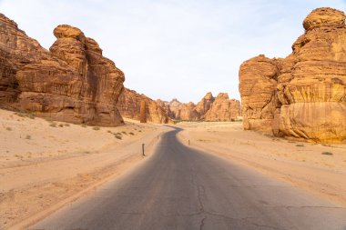 Panoramik Ashar Vadisi, Suudi Arabistan 'da nefes kesici bir çöl manzarası olan AlUla bölgesinin inanılmaz kum taşı oluşumlarını sergiliyor.