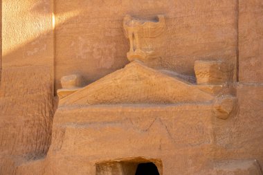 Jabal AlBanat, Suudi Arabistan 'daki arkeolojik harikalar, Hegra, AlUla' daki Qasr Al-Bint 'in mezarlarının antik kalıntılarıyla dolu bir kumtaşı dağı.