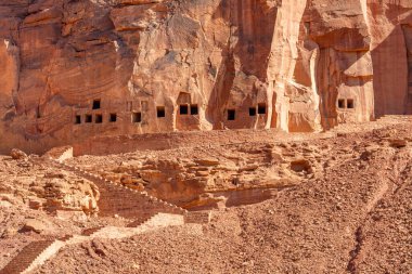 Dadan arkeolojik sahasında kayalara oyulmuş antik kalıntılar, tarihi kayıp medeniyetin mirası, Suudi Arabistan, Alula 'da