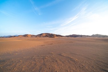 Gün doğumunda Alula 'dan Medine' ye uzanan manzaralı çöl rotası inanılmaz kum taşı oluşumlarıyla Suudi Arabistan 'ın nefes kesici manzarası.