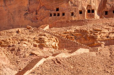 Dadan arkeolojik sahasında kayalara oyulmuş antik kalıntılar, tarihi kayıp medeniyetin mirası, Suudi Arabistan, Alula 'da
