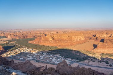 Harrat bakış açısı Sunset, AlUla, Suudi Arabistan. Bu çarpıcı bölgenin engebeli kumtaşı oluşumları ve çöl manzarası üzerine nefes kesici bir manzara.