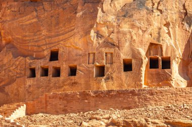 Dadan arkeolojik sahasında kayalara oyulmuş antik kalıntılar, tarihi kayıp medeniyetin mirası, Suudi Arabistan, Alula 'da