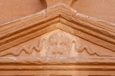 Jabal AlBanat, Suudi Arabistan 'daki arkeolojik harikalar, Hegra, AlUla' daki Qasr Al-Bint 'in mezarlarının antik kalıntılarıyla dolu bir kumtaşı dağı.