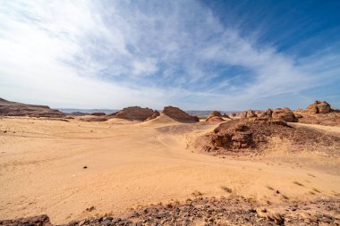 Suudi Arabistan, Alula ve Tabuk arasındaki manzaralı çöl yolu inanılmaz kum taşı oluşumları ve nefes kesici manzaralı bir manzara sergiliyor.