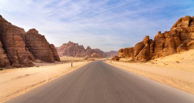 Panoramik Ashar Vadisi, Suudi Arabistan 'da nefes kesici bir çöl manzarası olan AlUla bölgesinin inanılmaz kum taşı oluşumlarını sergiliyor.
