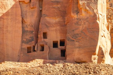 Dadan arkeolojik sahasında kayalara oyulmuş antik kalıntılar, tarihi kayıp medeniyetin mirası, Suudi Arabistan, Alula 'da