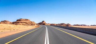 Riyad ve Alula arasındaki güzel manzaralı yolda, Suudi Arabistan 'daki kum çölleri, kaya oluşumları ve dağların arasından sür.