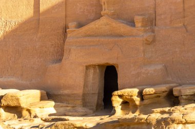 Jabal AlBanat, Suudi Arabistan 'daki arkeolojik harikalar, Hegra, AlUla' daki Qasr Al-Bint 'in mezarlarının antik kalıntılarıyla dolu bir kumtaşı dağı.