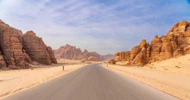 Panoramik Ashar Vadisi, Suudi Arabistan 'da nefes kesici bir çöl manzarası olan AlUla bölgesinin inanılmaz kum taşı oluşumlarını sergiliyor.