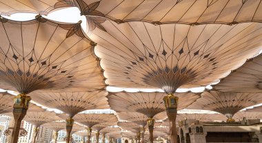 Suudi Arabistan 'ın en kutsal ikinci yeri olan Medine' deki Peygamberler Camii 'nin Büyük Kralı Abdullah Genişlemesi' nin dev şemsiyeleri.